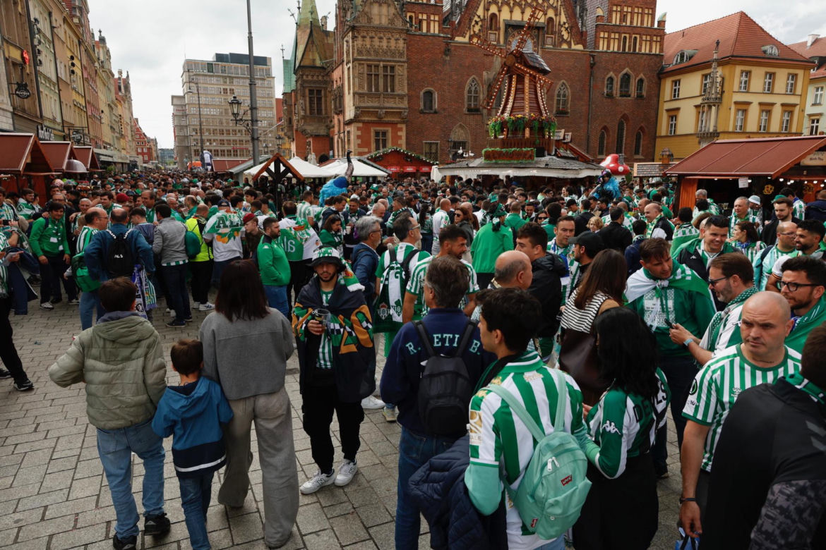 Kibice opanowali Wrocław. Tak wygląda stolica Dolnego Śląska w dniu finału Ligi Konferencji