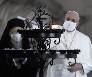 Papież założył maseczkę