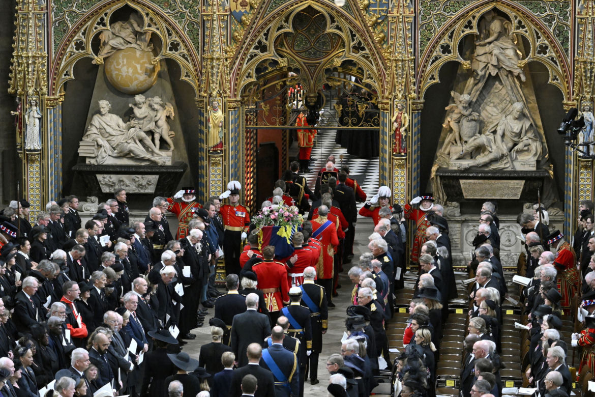 Łzy poddanych i trumna zmierzająca do Westminsteru