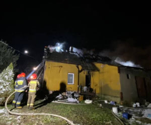 Jastrzebie-Zdrój: Pożar przy ul. Lompy. Ciało mężczyzny w zgliszczach budynku. Trwa akcja strażaków [ZDJĘCIA]