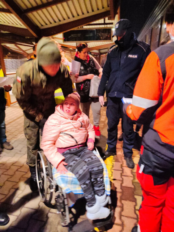 Ratownicy Ewakuowali niepełnosprawne dzieci z ukraińskiego sierocińca