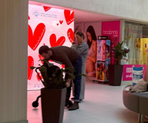 Olga Frycz wychodzi z dzieckiem ze szpitala