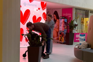 Olga Frycz wychodzi z dzieckiem ze szpitala