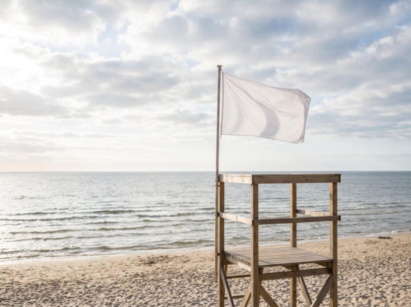 Sinice Ustronie Morskie. Czy w Ustroniu Morskim można się kąpać 17.08? Flaga, warunki pogodowe