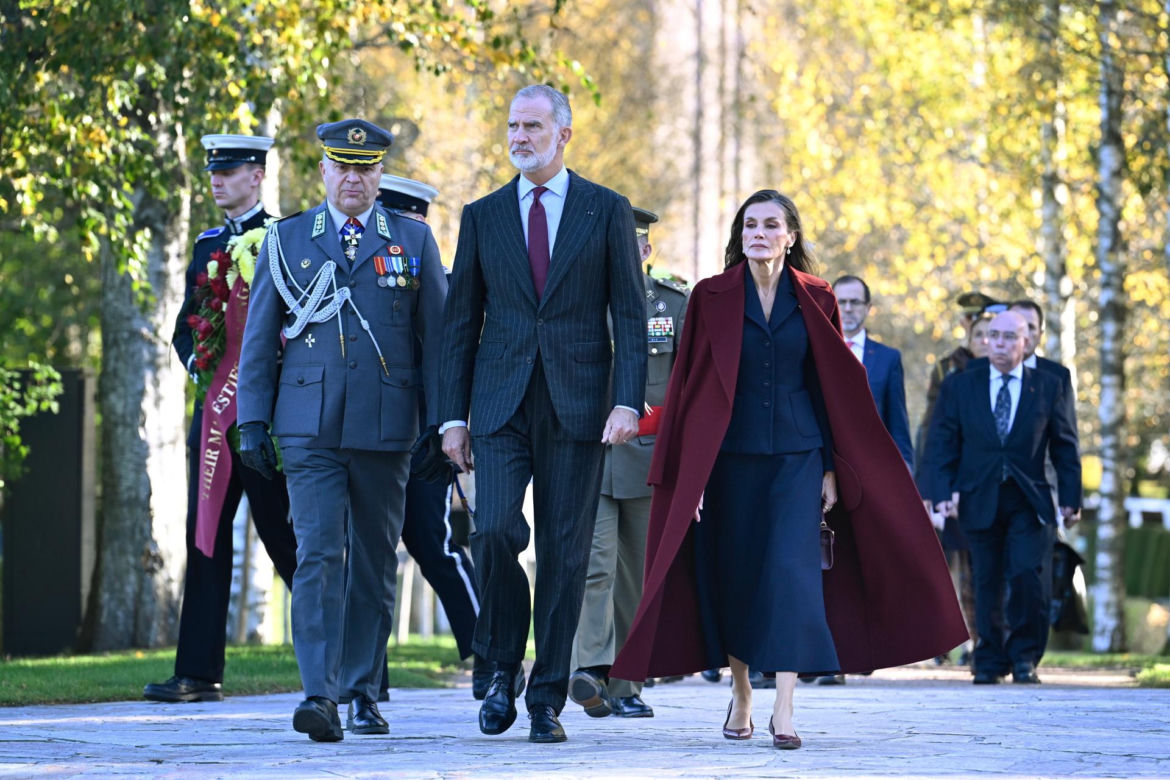 Królowa runęła na ziemię na oczach tłumu! Wszystko się nagrało