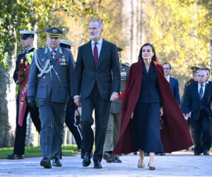 Królowa runęła na ziemię na oczach tłumu! Wszystko się nagrało