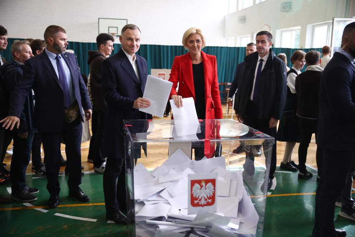 Wybory 2023. Prezydent RP Andrzej Duda oddał głos w lokalu wyborczym w Krakowie