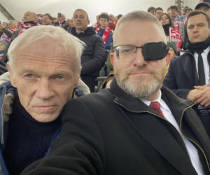 Janusz Waluś i Grezgorz Braun na meczu Polska - Albania