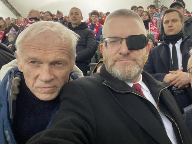 Janusz Waluś i Grezgorz Braun na meczu Polska - Albania