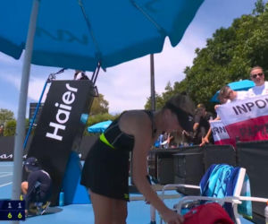 Skandal na meczu Fręch w Australian Open. Tak jeden kibic potraktował polską flagę 