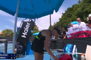 Skandal na meczu Fręch w Australian Open. Tak jeden kibic potraktował polską flagę 