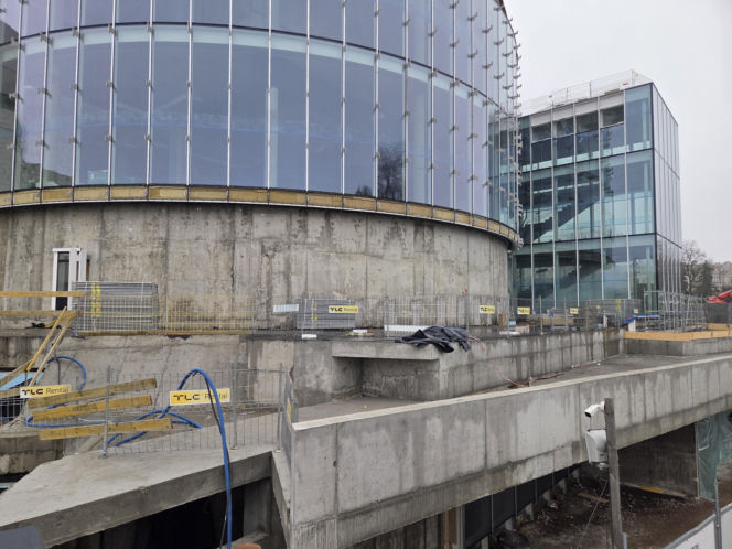 Duże opóźnienie rozbudowy Opery Nova. IV krąg wciąż w budowie