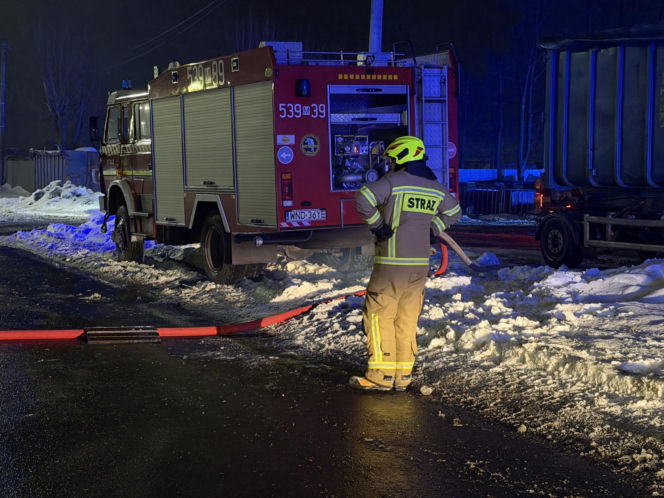 Duży pożar hali pod Warszawą