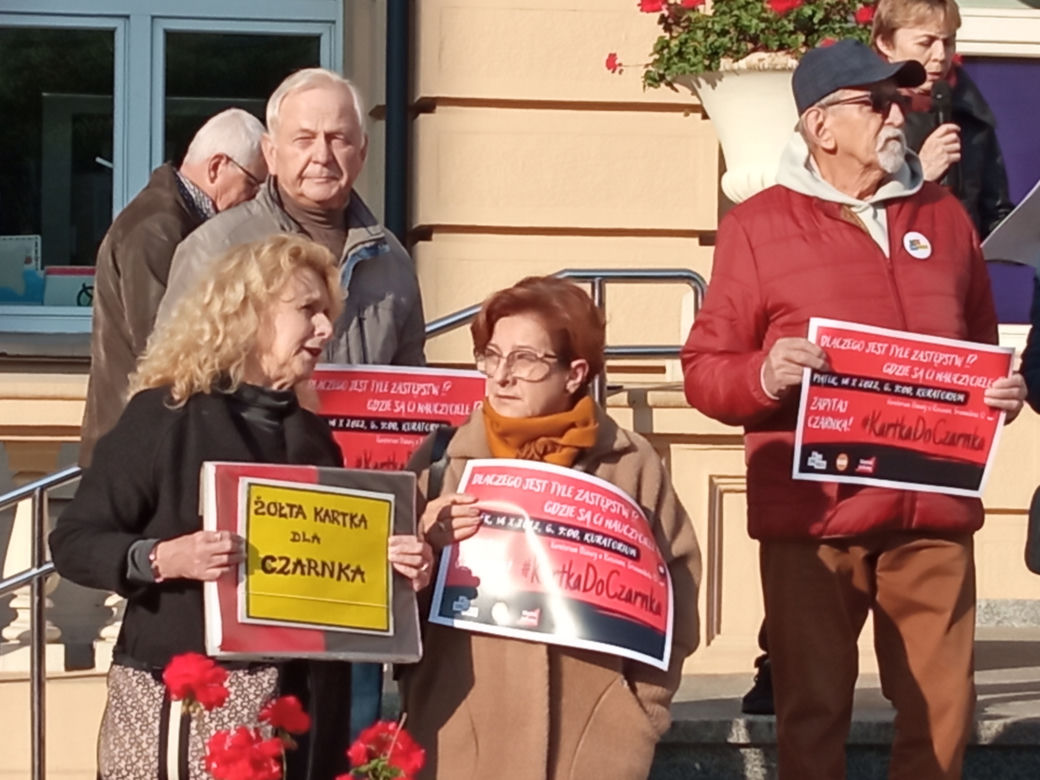 „Rząd przygotowuje sobie ciemnotę, którą łatwiej rządzić”. #Kartka do Czarnka w Rzeszowie. 