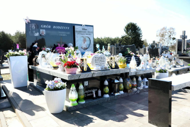 W Wielkanoc na cmentarzu główkę Milanka zmiażdżyła płyta nagrobna. Dramat się nie kończy. Miejsca tragedii strzegą aniołki