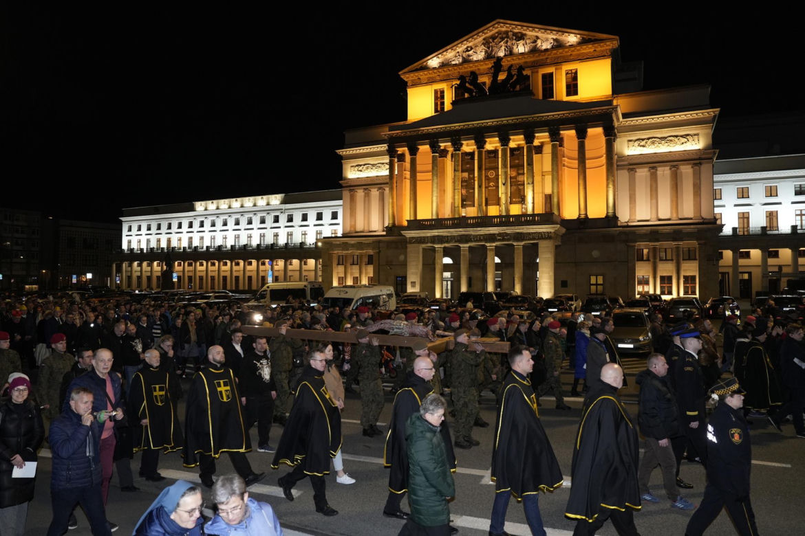 Tłumy wiernych przeszły przez stolicę. Centralną Drogę Krzyżową poprowadził kardynał Nycz