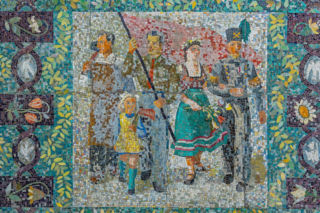 W podcieniach kamienic na placu Konstytucji w Warszawie popatrzcie w górę. 4 dzieła sztuki łatwo przegapić