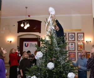 Bożonarodzeniowa szopka zrobiona przez bydgoskich uczniów stanęła na Starym Rynku. Młodzi artyści ozdobili też ratuszową choinkę