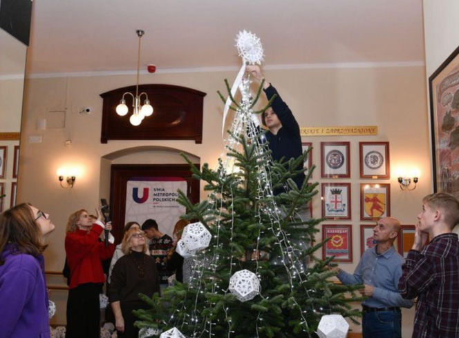 Bożonarodzeniowa szopka zrobiona przez bydgoskich uczniów stanęła na Starym Rynku. Młodzi artyści ozdobili też ratuszową choinkę