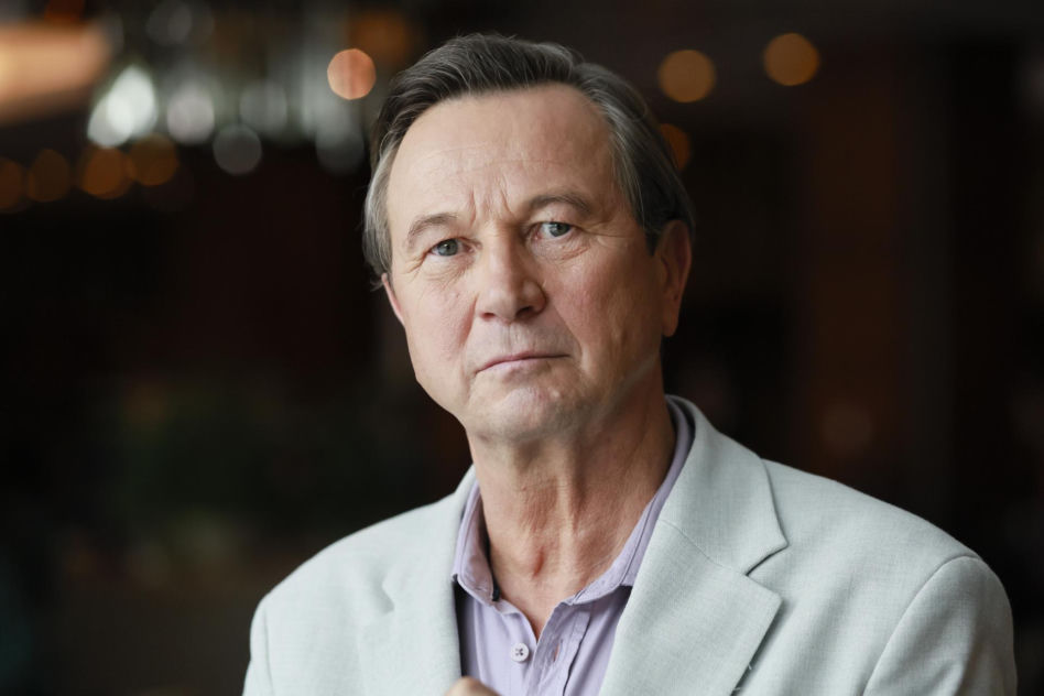 Piotr Cyrwus kiedyś i dziś. Tak przez lata zmieniał się aktor znany z roli Ryśka w "Klanie"