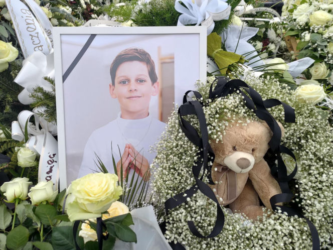 Białe misie strzegą grobu Nikodema Mareckiego. 11-letni aktor zginął w strasznym wypadku