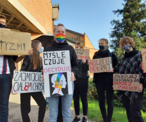 Protest pod kościołem św. Antoniego w Lesznie