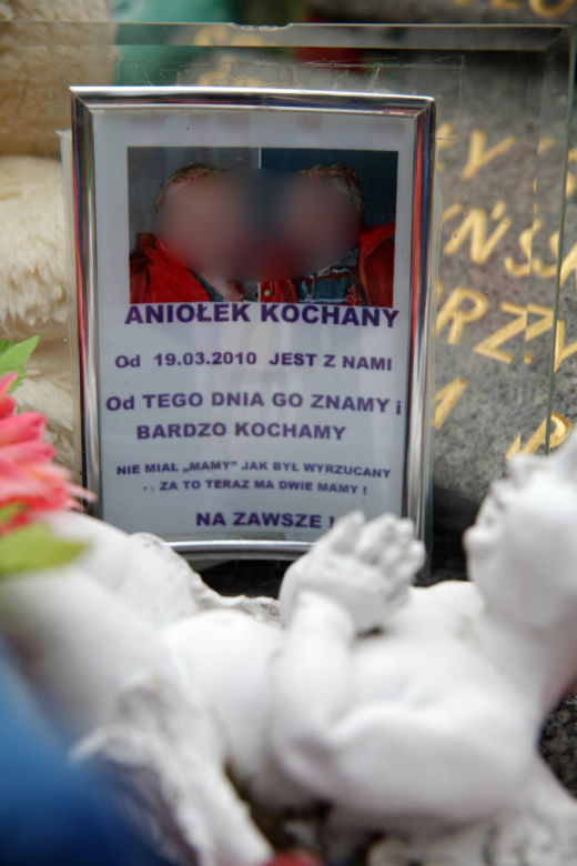 Skatowany Szymonek umierał kilka dni w cierpieniu. Z bólu odgryzł sobie kawałek wargi