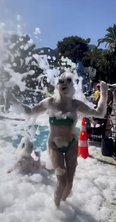 Dorota Gardias wije się w pianie, ubrana w skąpe bikini