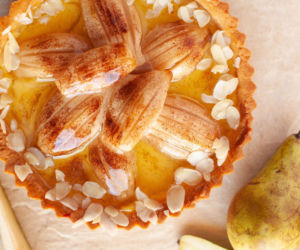 Kruche ciasto z gruszkami i mlecznym kremem. To trio rozpływa się w ustach i zawsze znika pierwsze