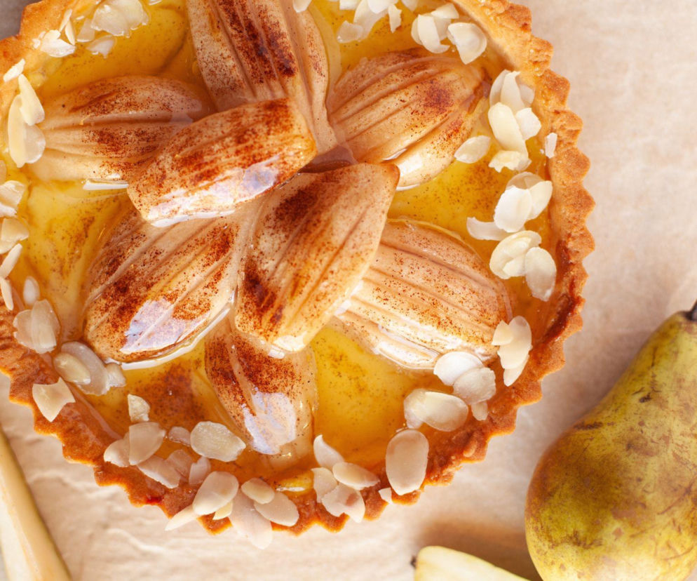 Kruche ciasto z gruszkami i mlecznym kremem. To trio rozpływa się w ustach i zawsze znika pierwsze