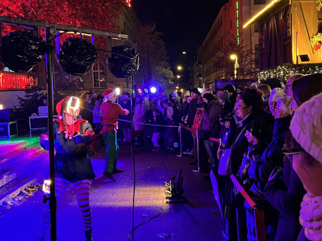 Betlejem Poznańskie 2023. Zimowe Fire Show na placu Wolności w Poznaniu