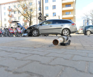 Kraksa na Filtrowej. Dwa auta zdemolowały stację Veturilo
