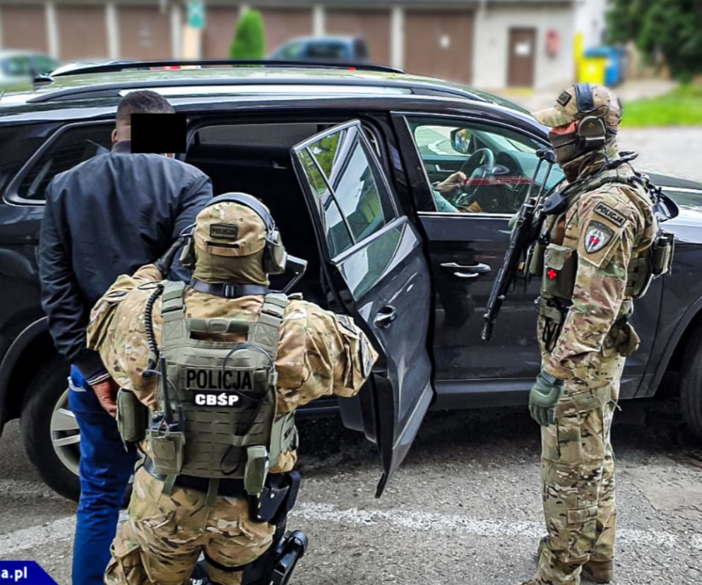 Akcja CBŚP. Rozbity gang nigeryjsko-polski! Okradli niemiecką spółkę na potężne kwoty [ZDJĘCIA]