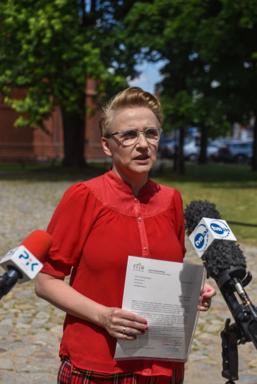 Joanna Scheuring-Wielgus pyta w Toruniu o dofinansowania dla księdza oskarżonego o pedofilię