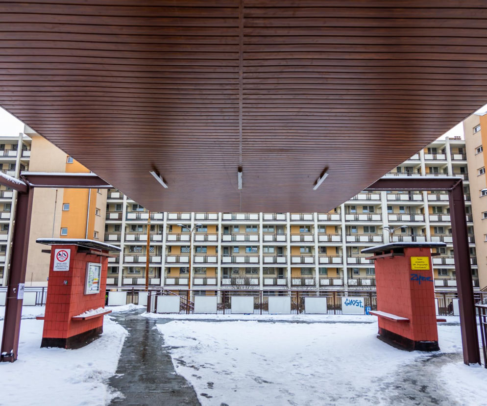 Bloki osiedla Przyczółek Grochowski widziane spod zadaszenia pawilonu zimą. O walce o rejestr zabytków czytaj w Architektura.