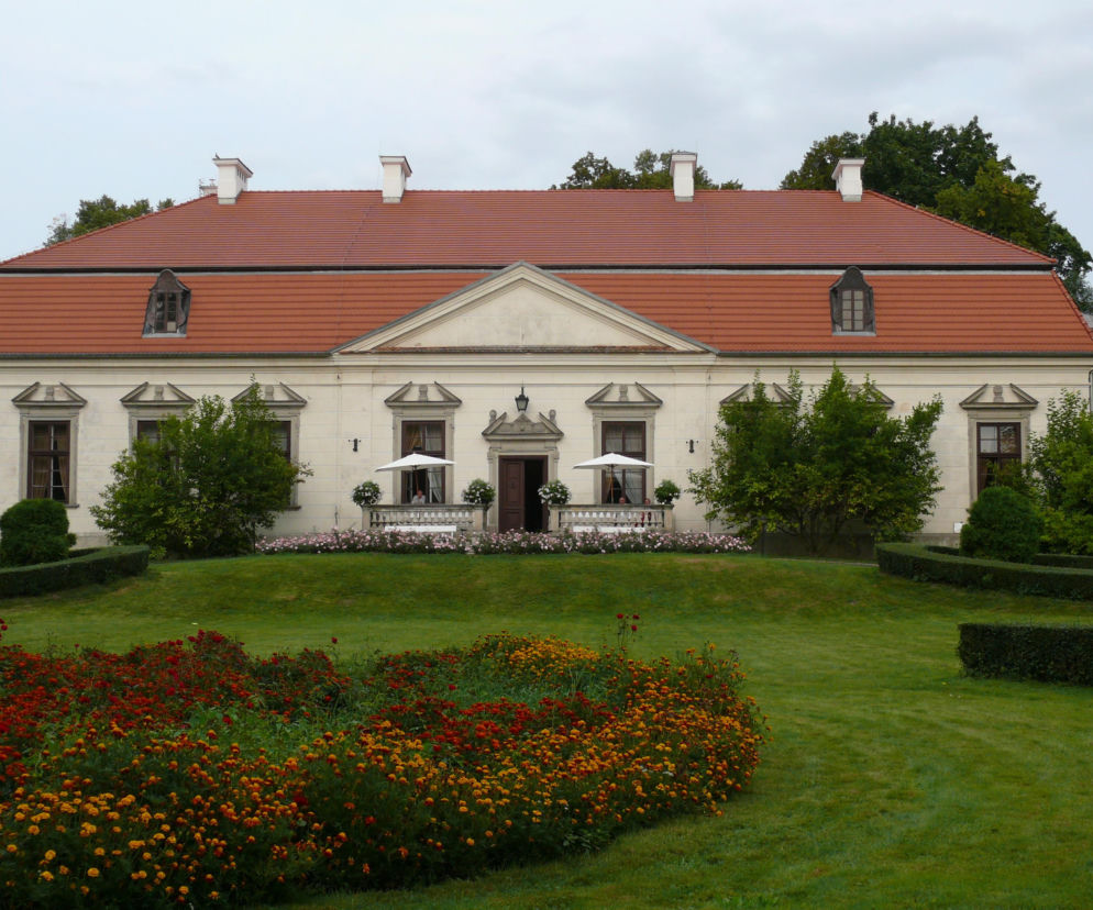 Zabytkowy pałac w Oborach otoczony ogrodem. O planach jego renowacji przez Fundację Staraków przeczytasz na Architektura.