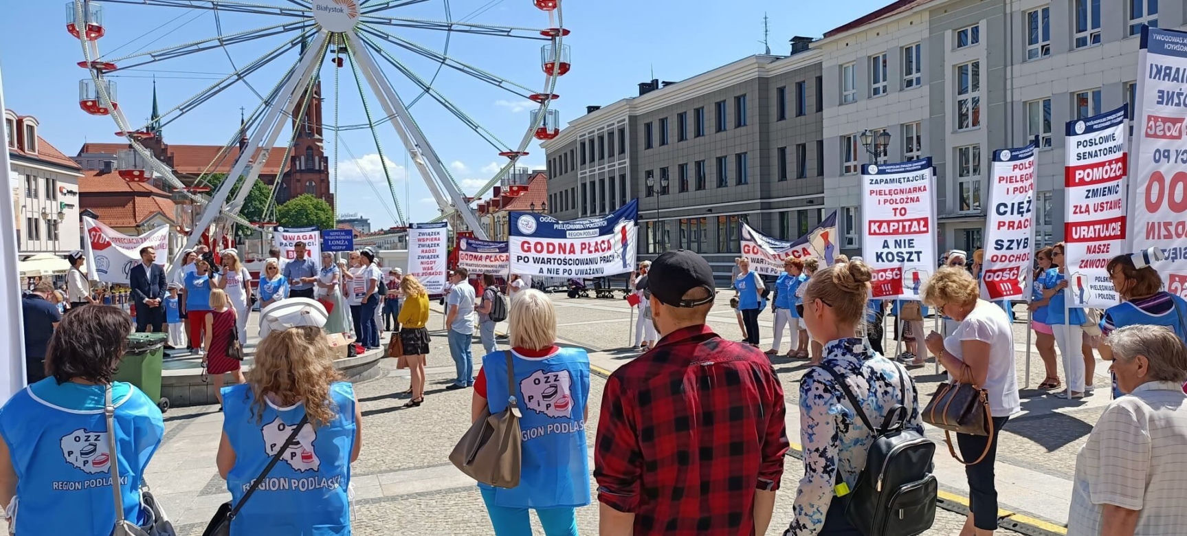 Rynek Kościuszki. Protest pielęgniarek i położnych w Białymstoku [ZDJĘCIA]