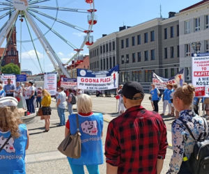 Rynek Kościuszki. Protest pielęgniarek i położnych w Białymstoku [ZDJĘCIA]