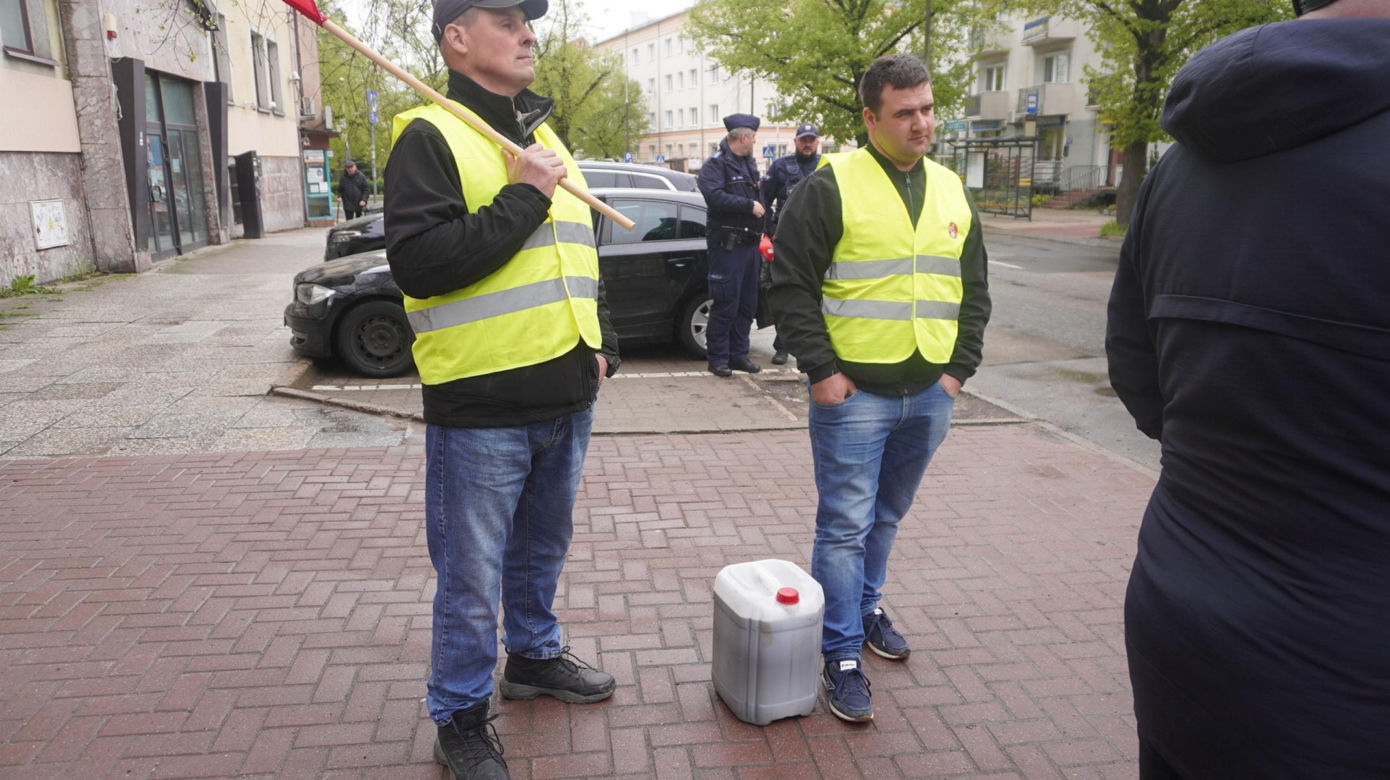 Rolnicy z Warmii i Mazur pod biurem posła Lewicy