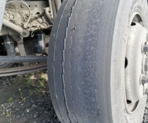 Groźna kolizja w Inowrocławiu. Policjanci byli zdumieni, gdy zastali pojazd w takim stanie