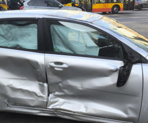 Dwa auta zderzyły się przy rondzie ONZ, jeden dachował