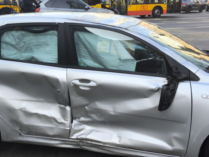 Dwa auta zderzyły się przy rondzie ONZ, jeden dachował