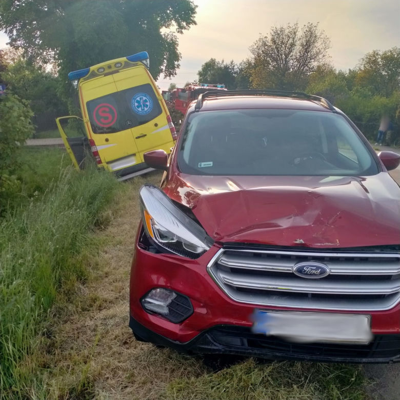 Wypadek z udziałem karetki w Nienadowej. Zderzyły się trzy samochody 