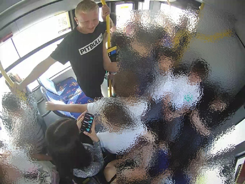 Grozili, znieważali i bili. Atak na nastolatka z Ukrainy w miejskim autobusie