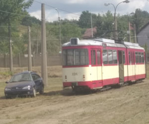 Tramwaj uderzył w samochód - piknik w MZK. 
