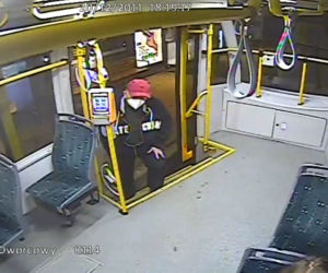 Poznań. Zboczeniec w tramwaju! Policjanci szukają tego mężczyzny