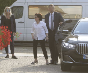 Wyjazd parlamentarzystów PiS na naradę do hotelu w Ożarowie Mazowieckim