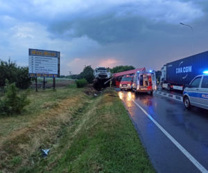 Pleszew: Ciężarówka wypadła z drogi i zablokowała ruch! Jedna osoba ucierpiała [ZDJĘCIA] 