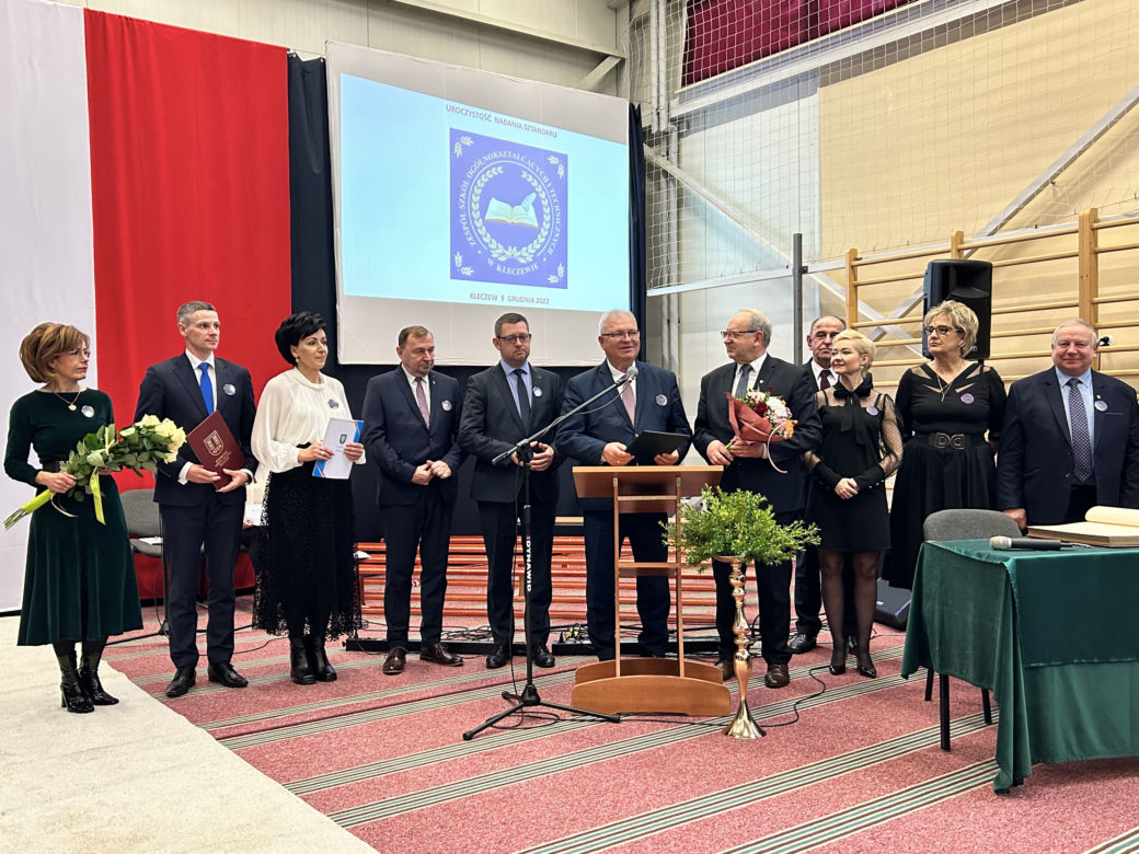 Uczniowie pierwszych klas w Kleczewie ślubowali na nowy sztandar