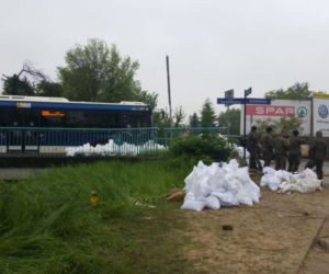 Powódź w Krakowie 24.05.2019: Wojsko pomaga powodzianom w Bieżanowie